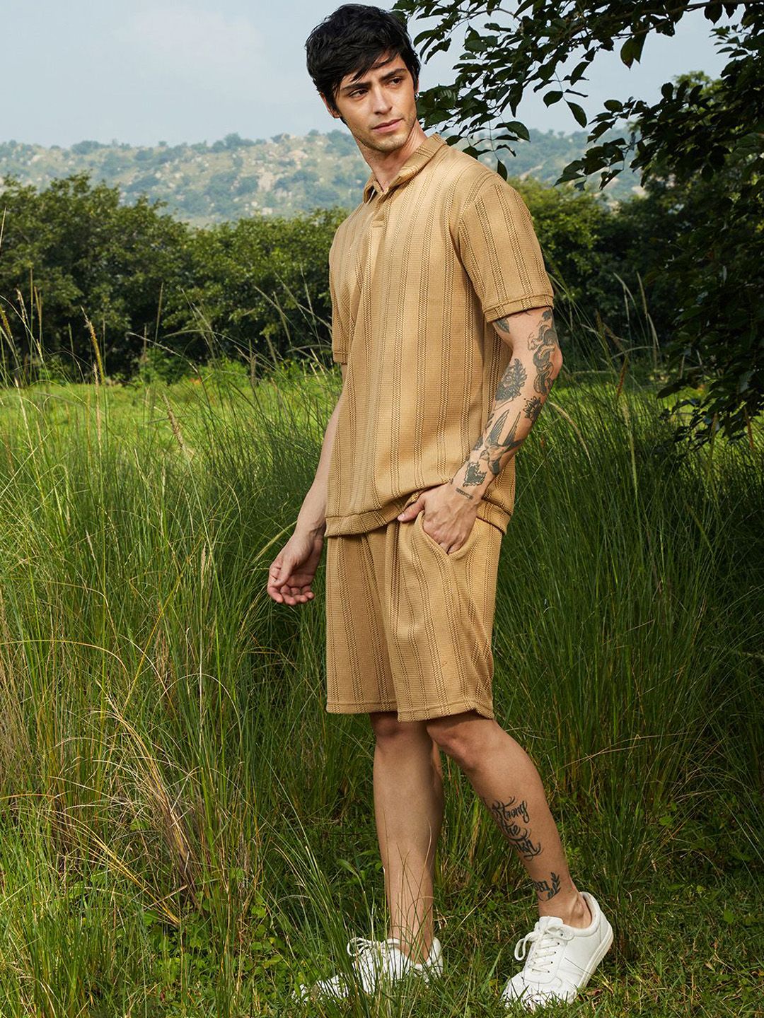 Campus Sutra Self Design Polo Collar T-Shirt With Shorts