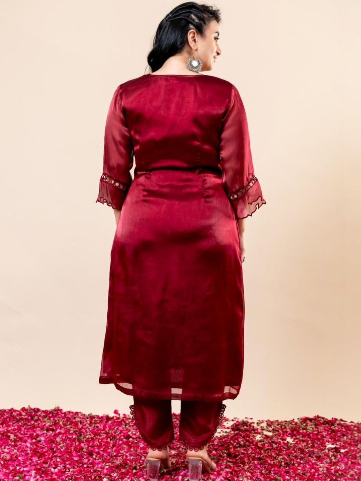 Mamicha Self-Designed V-Neck Kurta Set