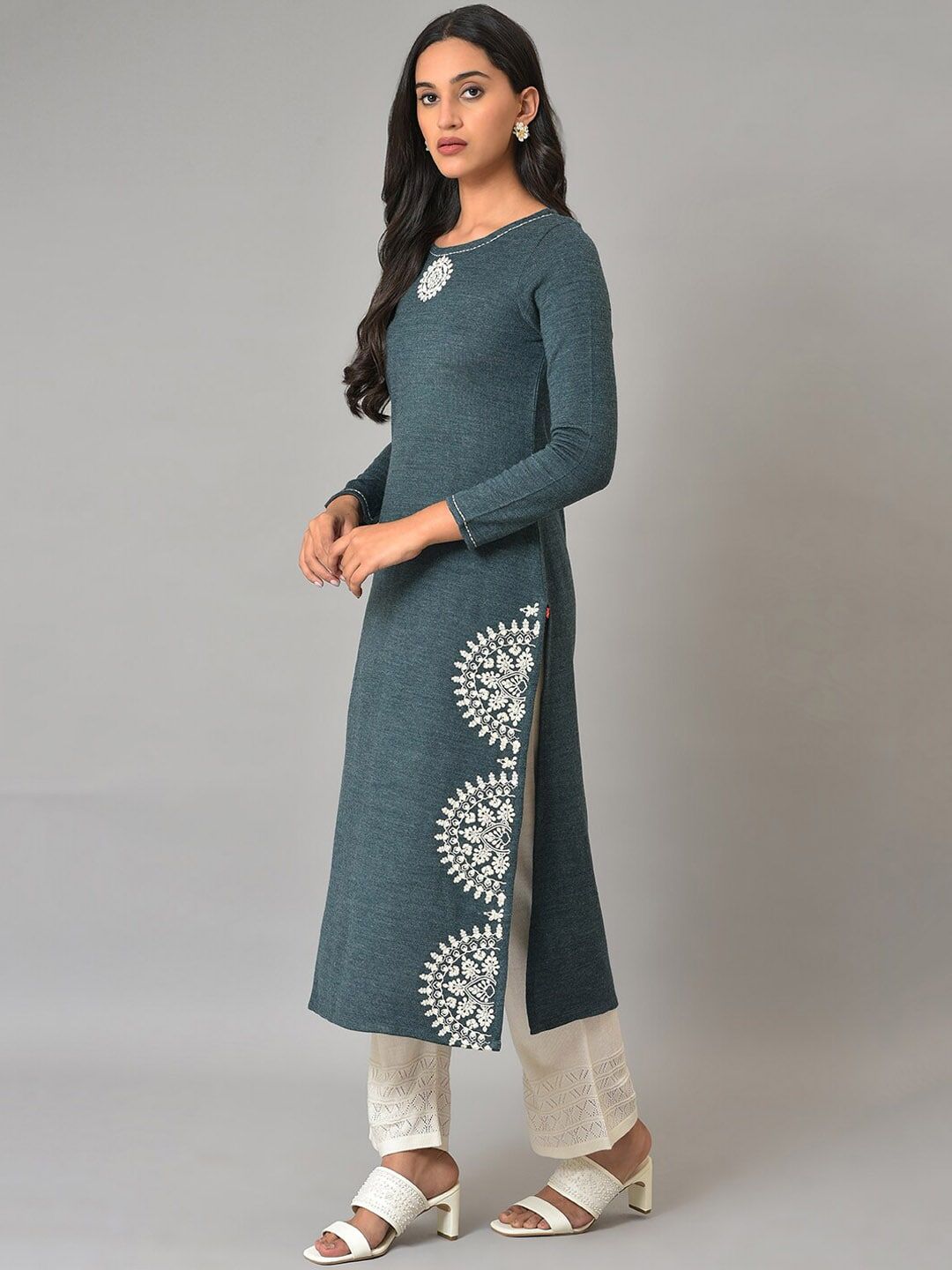 W Thread Work Round Neck Acrylic Straight Kurta