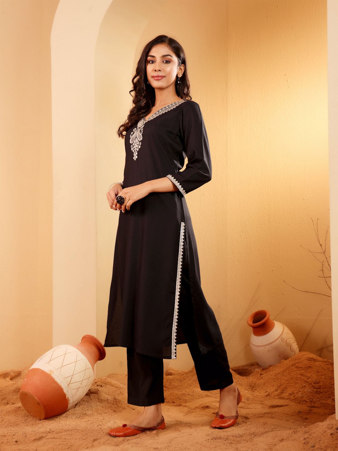 Varanga Paisley Embroidered V-Neck Straight Kurta