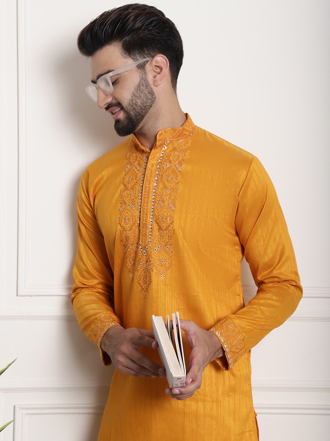 SOJANYA Motif Etnik Yoke Design Thread Work Kurta