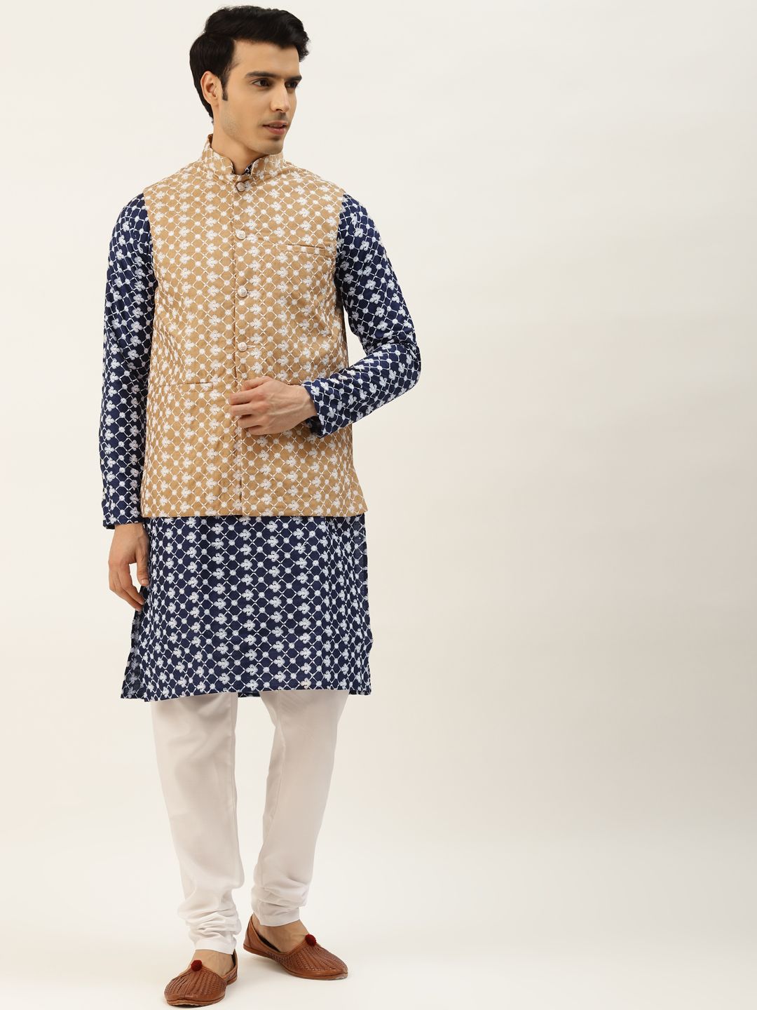 SOJANYA Lelaki Navy Blue Chikankari Sulam Kurta dengan Jaket Churidar & Nehru
