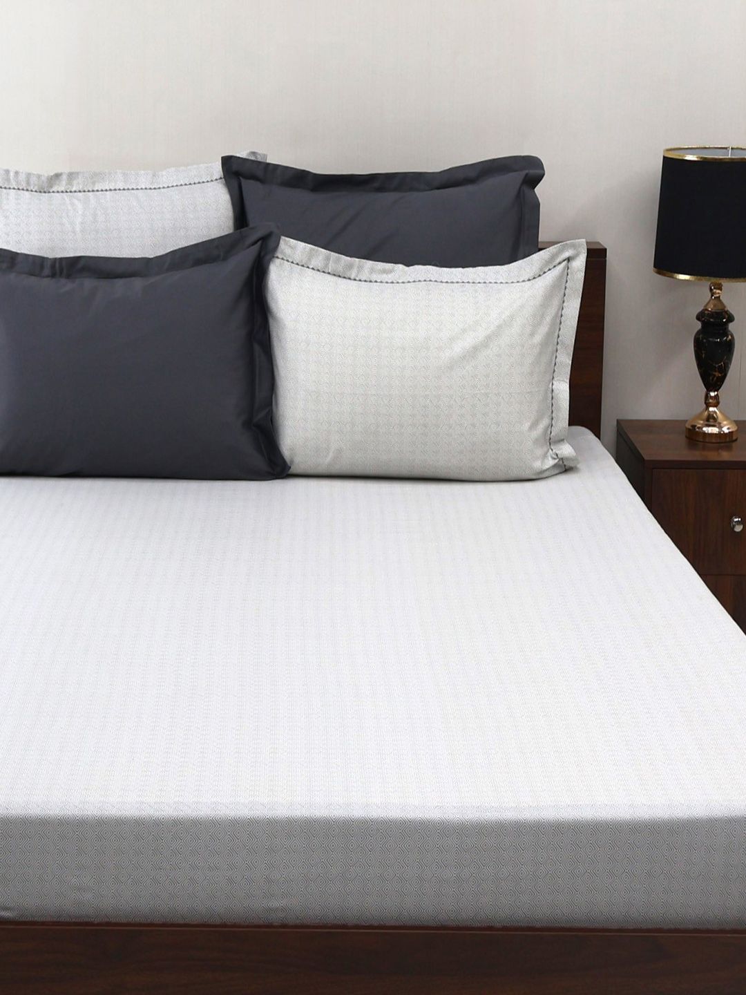 BOMBAY DYEING Rigel living Grey Printed Cotton 400 TC King Bedsheet with 4 Pillow Covers