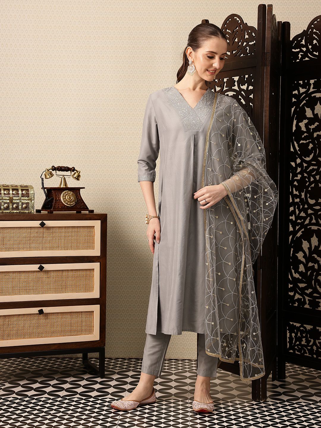 House of Pataudi Floral Yoke Design V-Neck Thread Work Jashn Kurta with Trousers & Dupatta