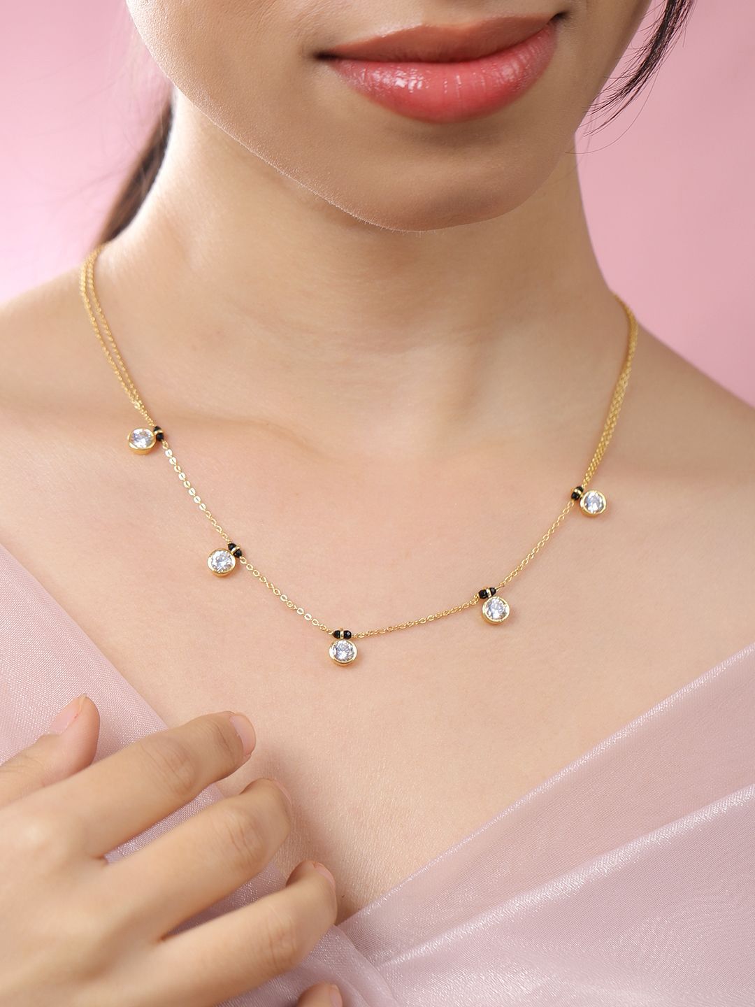 Rubans 18K Gold-Plated Zirconia Zirconia Studded Mangalsutra Minimal Dengan Rantai Manik Hitam