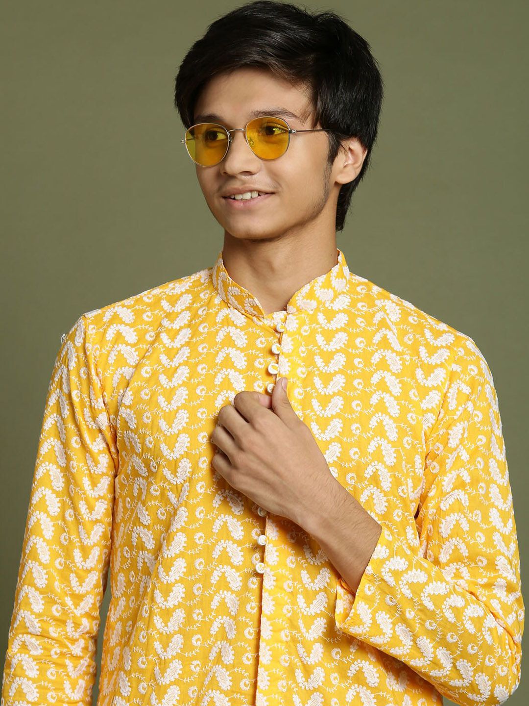 VASTRAMAY Boys Embroidered Regular Chikankari Pure Cotton Kurta With Pyjamas