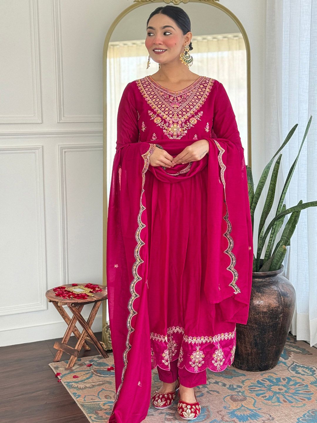Kalini Reka Bentuk Yoke Floral V-Neck Zari Anarkali Kurta dengan Seluar dan Dupatta