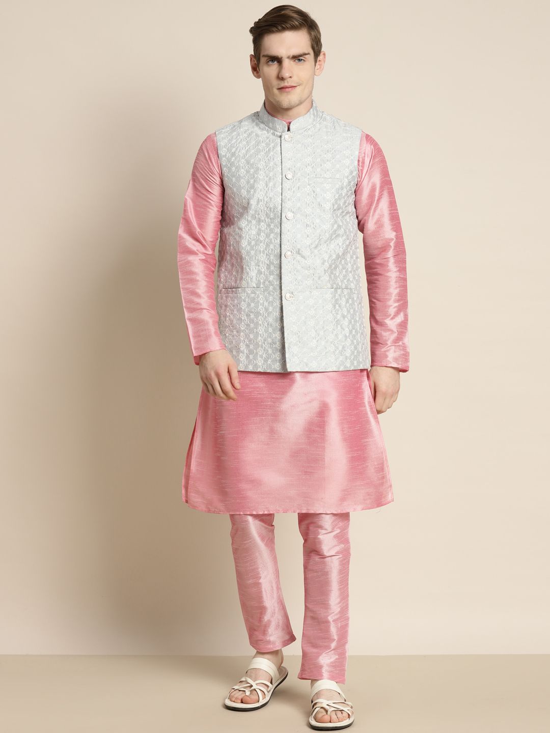 SOJANYA Men Embroidered Kurta with Churidar