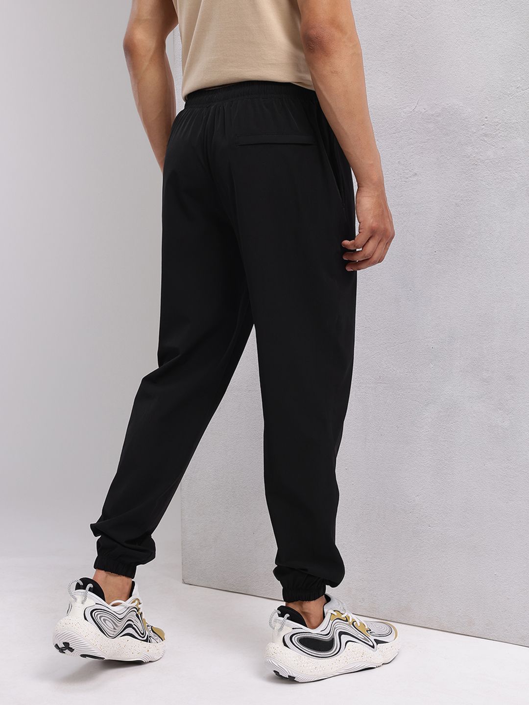 HRX by Hrithik Roshan Men Front Seam Mid-Rise Regular Fit Lifestyle Joggers