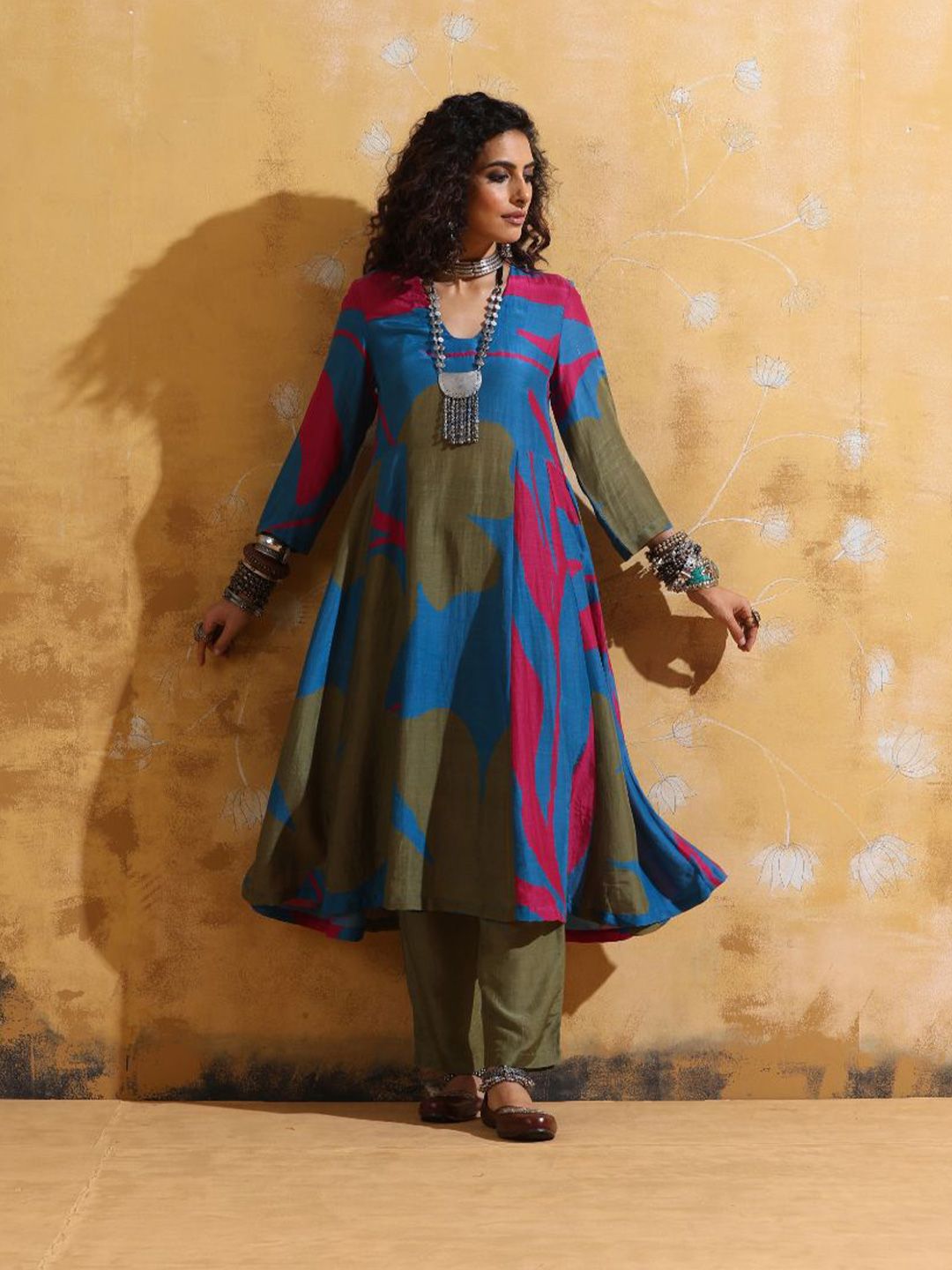 trueBrowns Women Printed Regular Kurta with Trousers