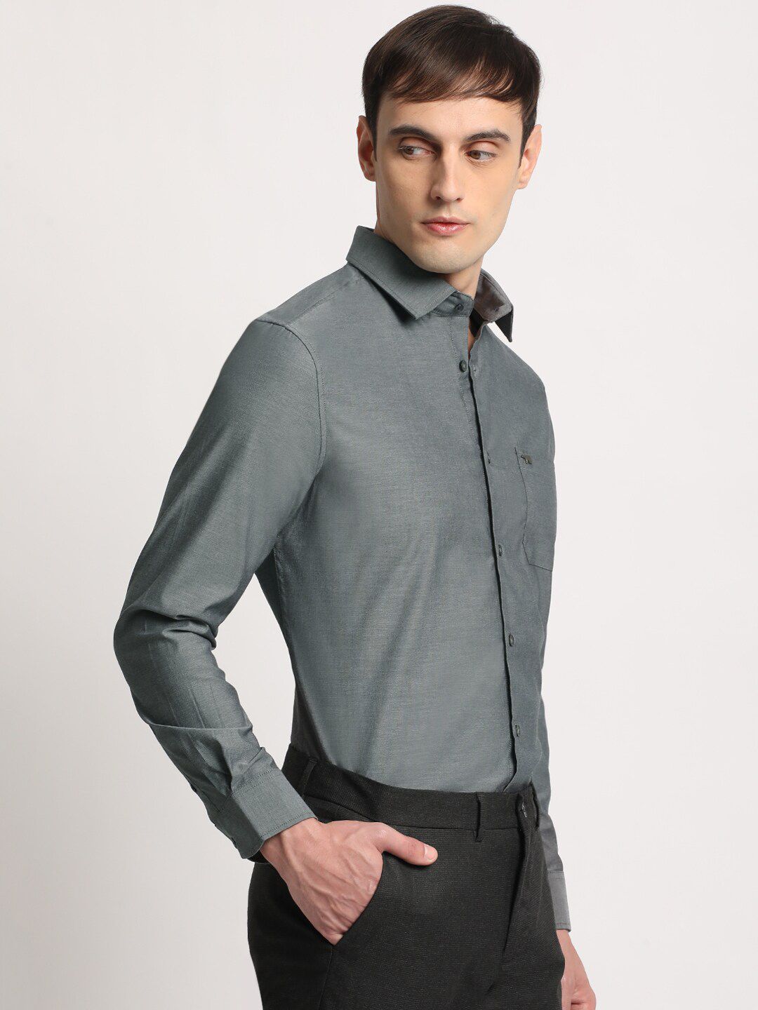 THE BEAR HOUSE Men Solid Tailored Fit Spread Collar Casual Shirt