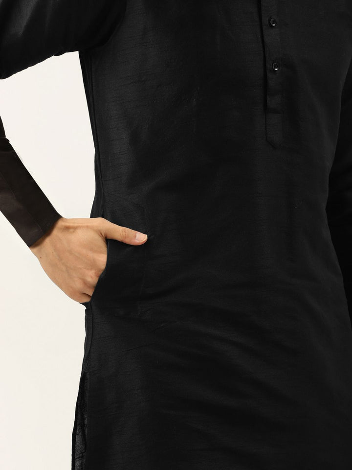 SOJANYA Men Black & Green Thread Work Kurta with Churidar