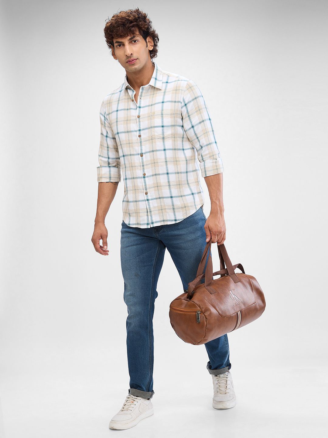 Spykar Men Slim Fit legap menyebar baju kasual kolar