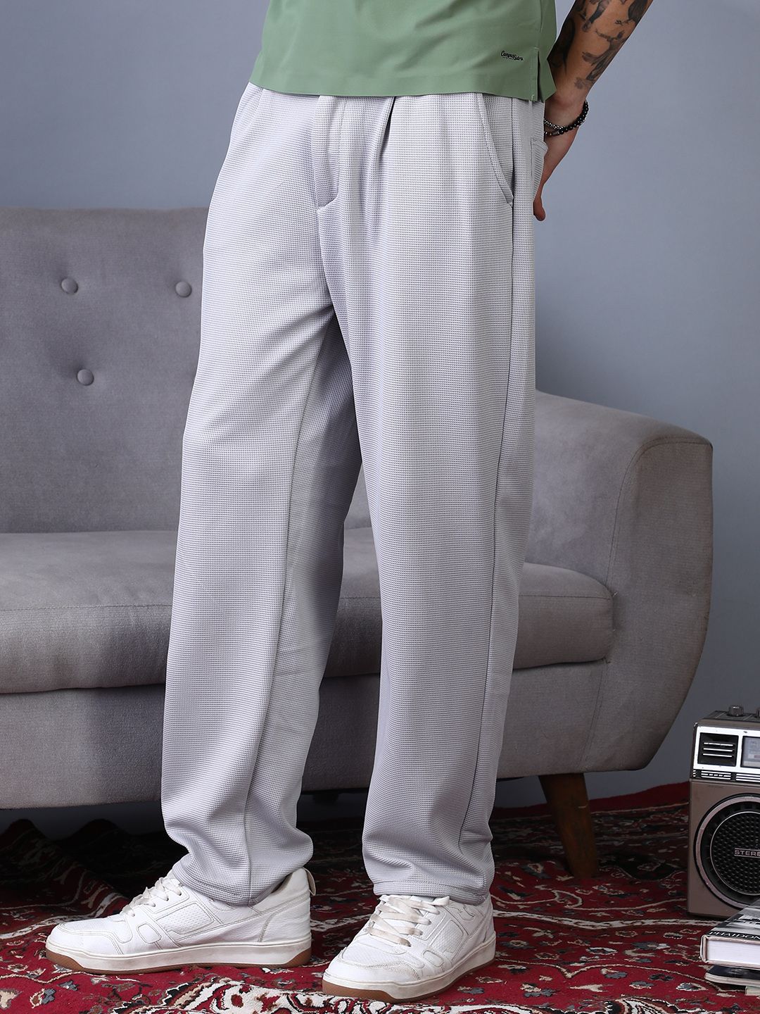 Campus Sutra Men Solid Relaxed Fit Comfort Mid-Rise Regular Trousers