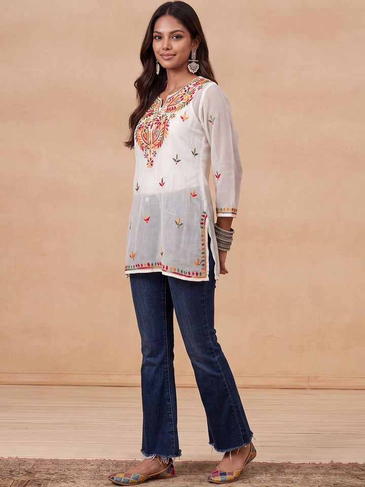Rumah Wanita Chikankari Motif Etnik Sulaman Benang Karya Georgette Kurta