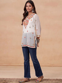 Rumah Wanita Chikankari Motif Etnik Sulaman Benang Karya Georgette Kurta