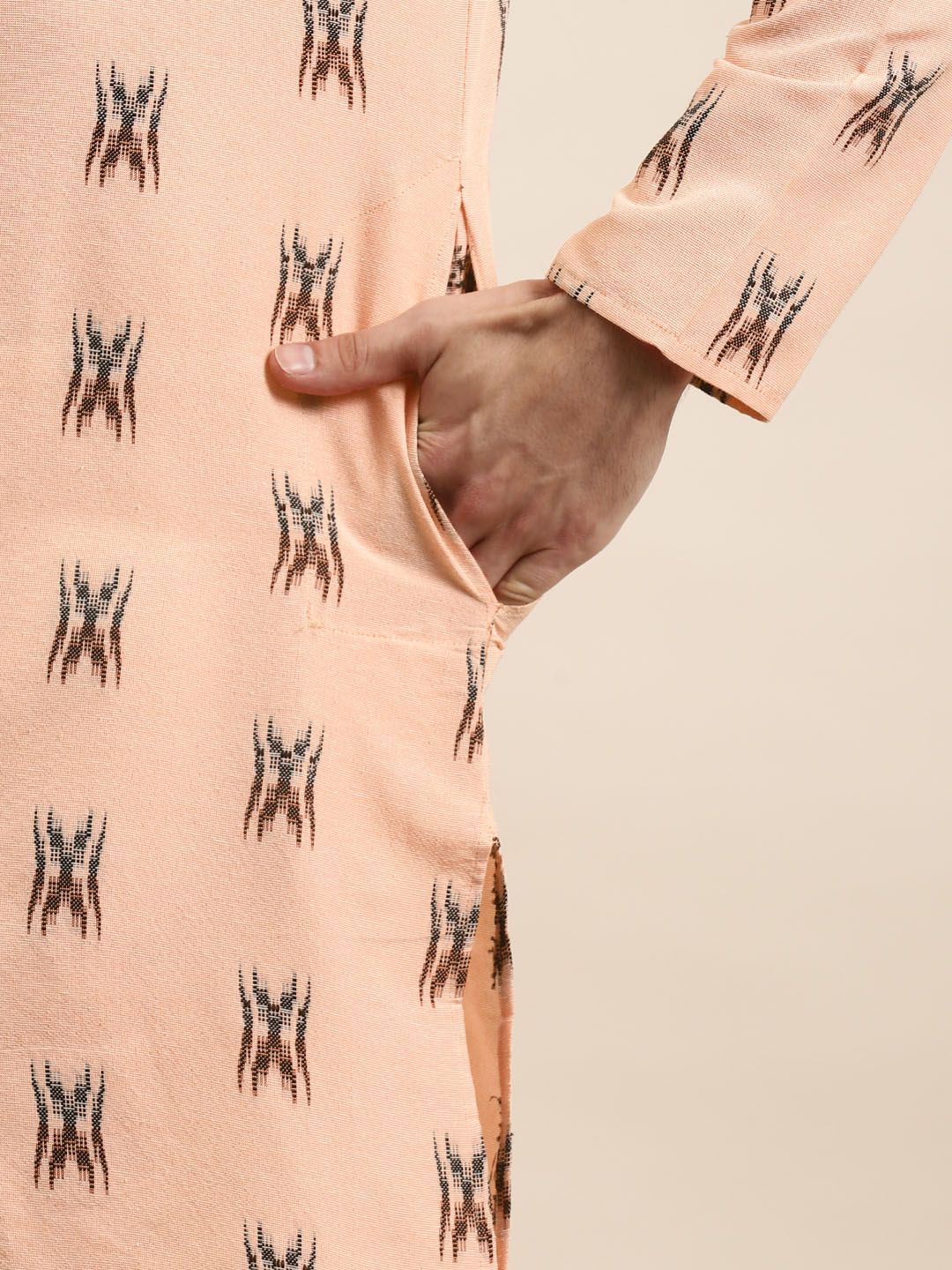 Sojanya Men Kurta Kapas Ikkat Berwarna Peach & Hitam Geometrik
