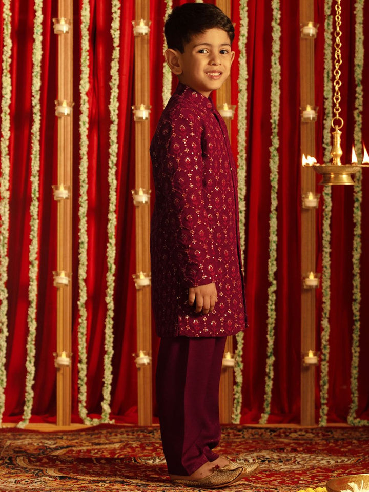 Vastramay Boys menghiasi set sherwani Georgette