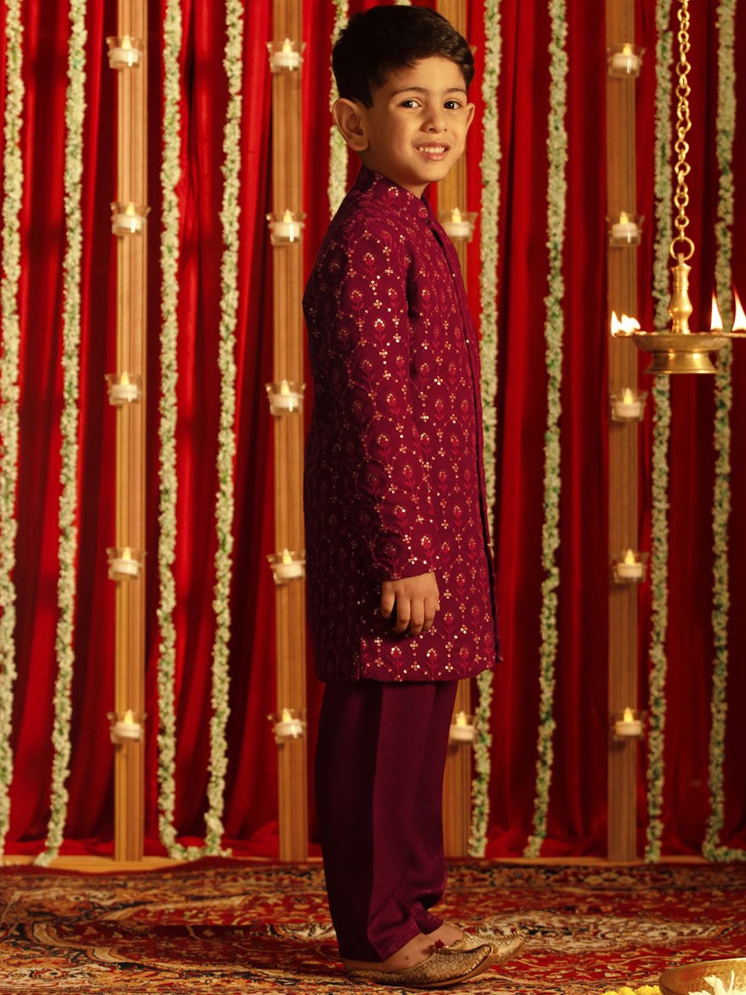 Vastramay Boys menghiasi set sherwani Georgette