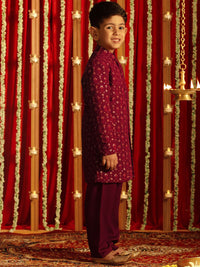 Vastramay Boys menghiasi set sherwani Georgette