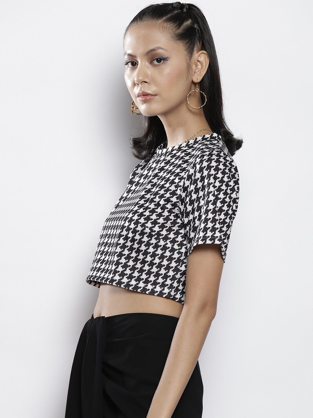 SASSAFRAS Black & White Geometric Print Crop Top