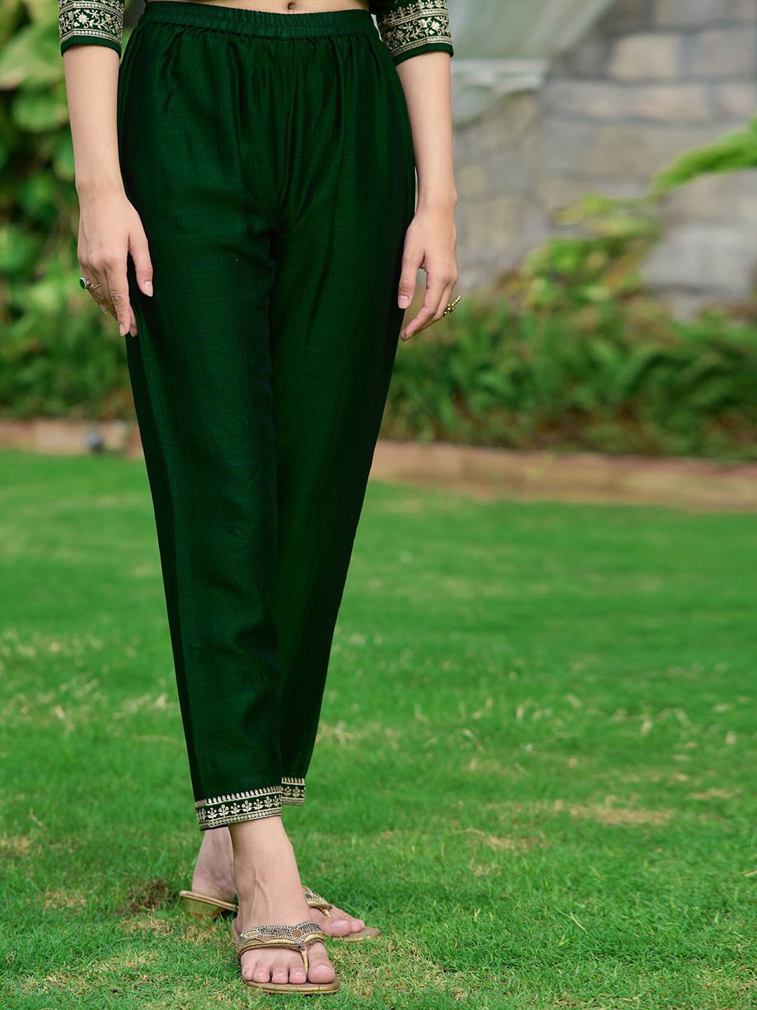 Motif etnik Kalini bersulam dengan kurta lurus dengan seluar & dupatta