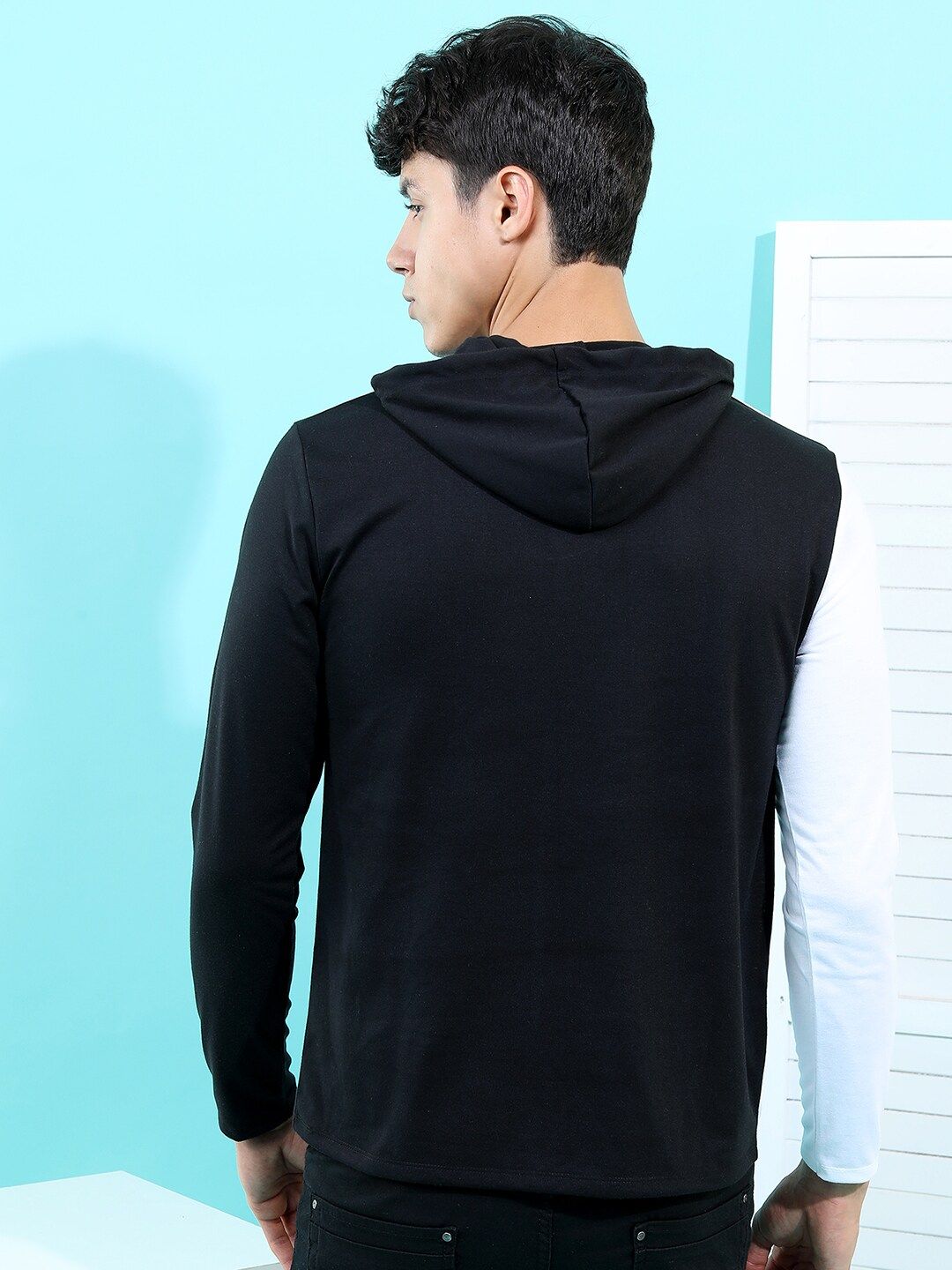HIGHLANDER Men Black & White Printed Hooded Slim Fit T-shirt