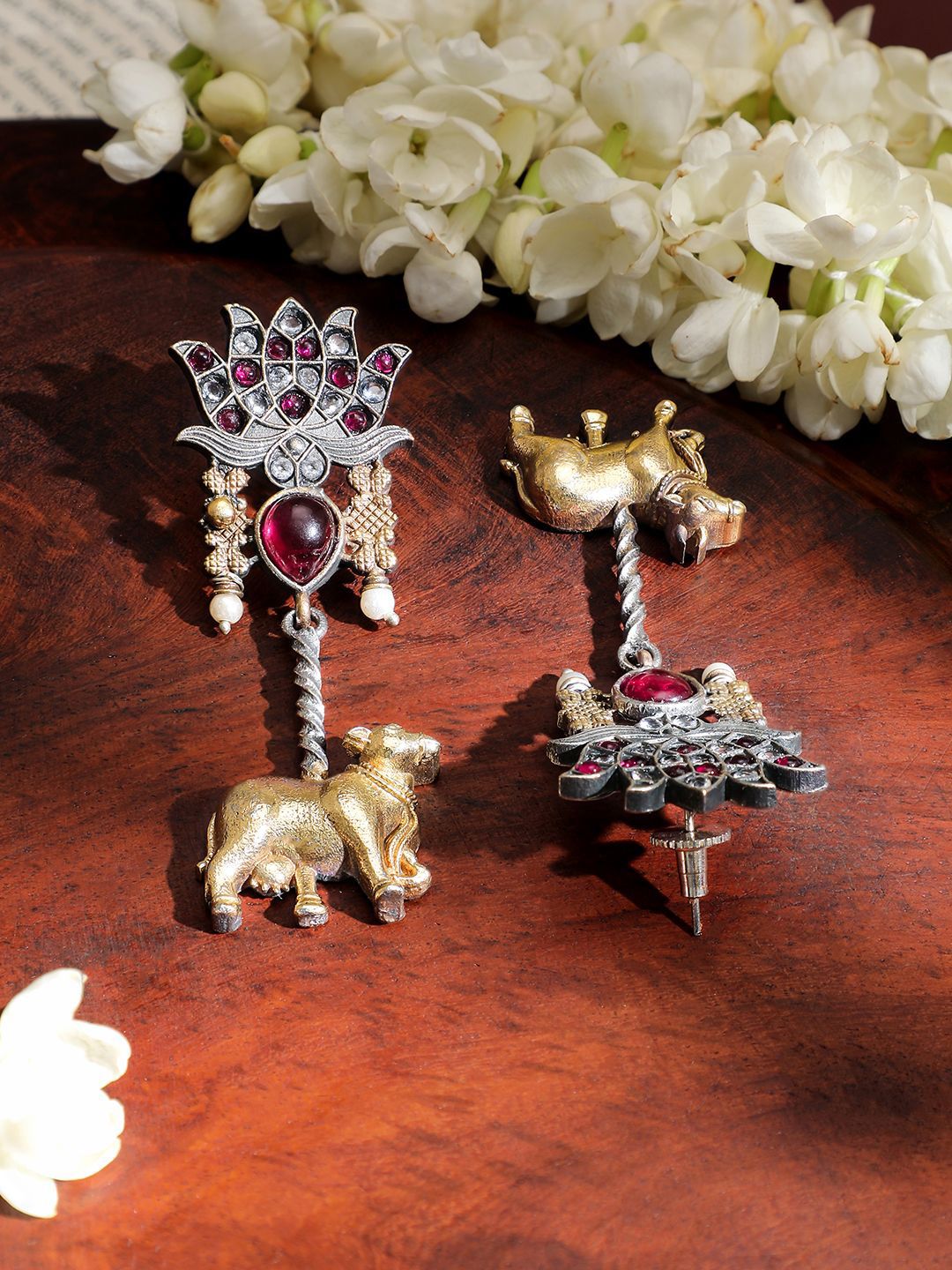 Rubans dwi-nada teroksida teroksida motif drop anting-anting dengan batu merah jambu dan pesona lembu emas