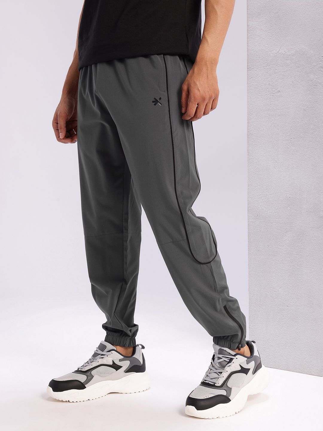 HRX oleh Hrithik Roshan Men Mid-Rise Rapid-Dry Paneled Stelyle Joggers