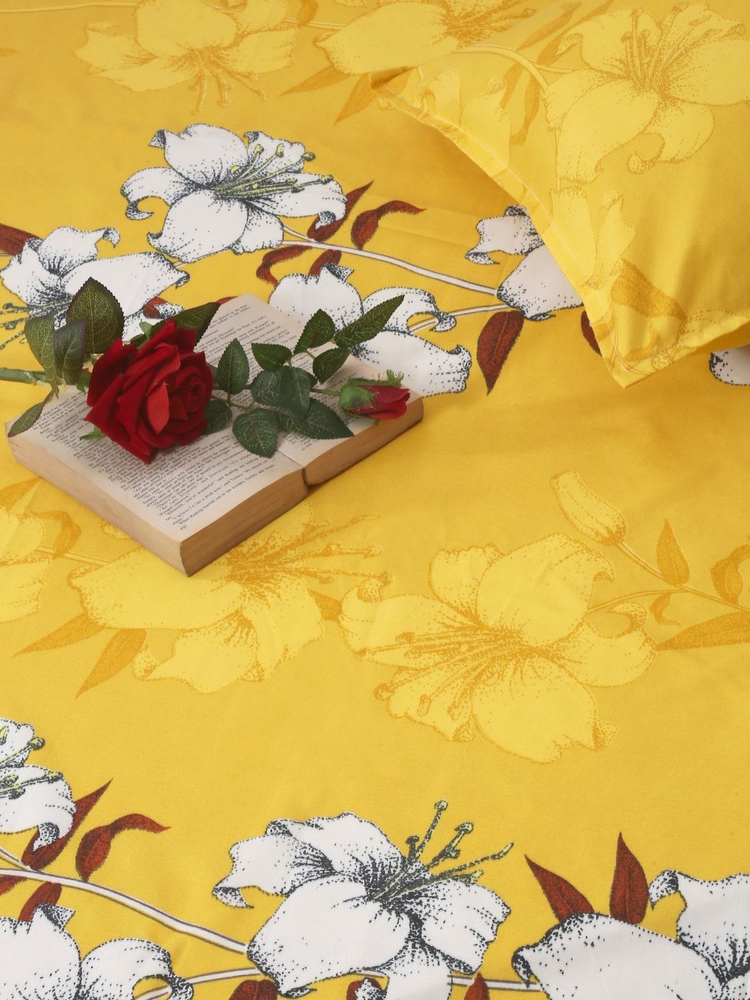 KLOTTHE Yellow & White Printed 300 TC Fitted Double King Bedsheet With 2 Pillow Covers
