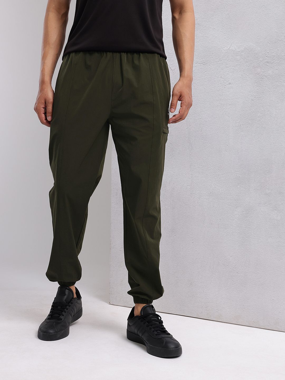 HRX by Hrithik Roshan Men Front Seam Mid-Rise Regular Fit Lifestyle Joggers