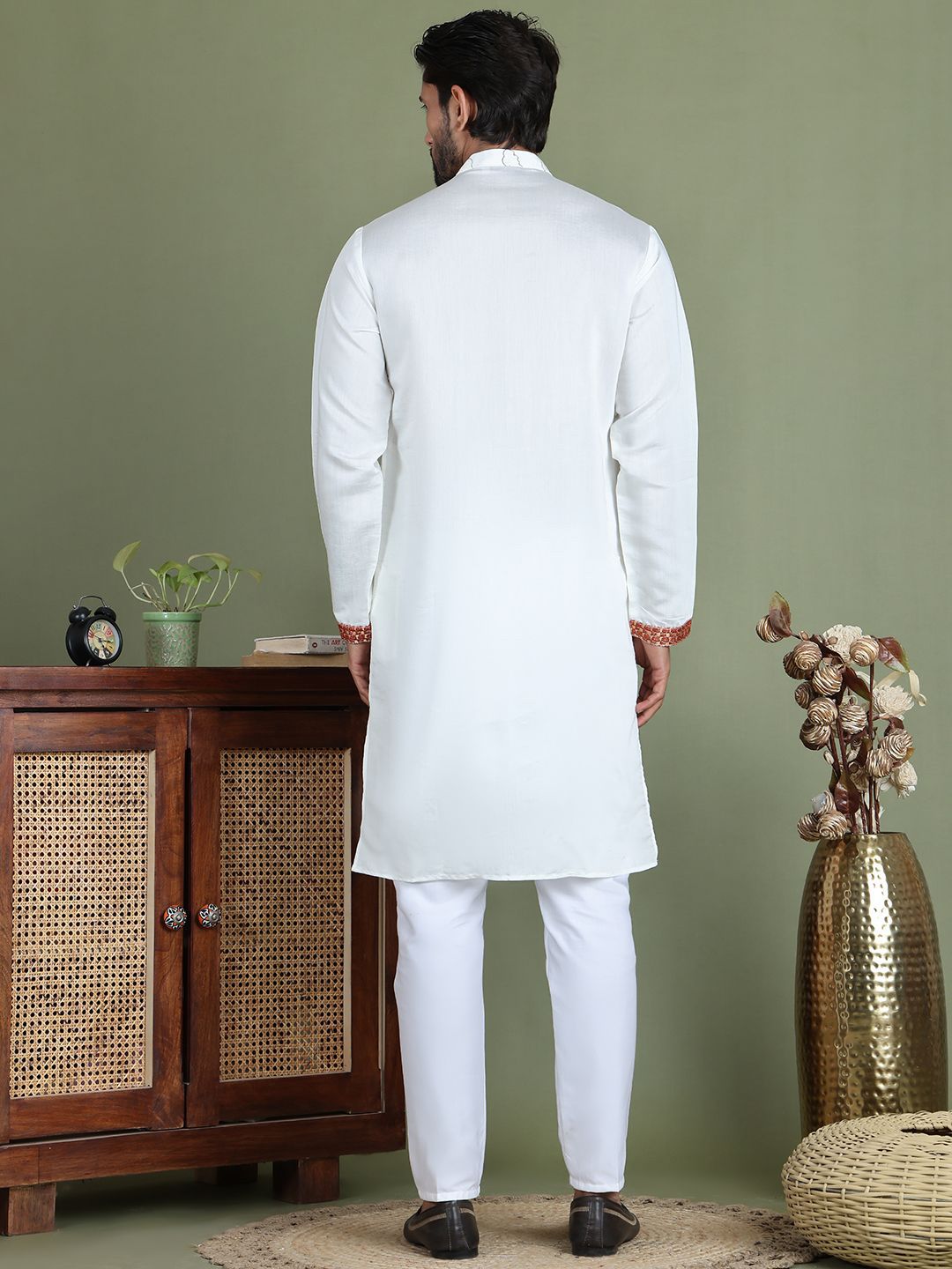 Jompers Quirky Embroidered Mandarin Collar Straight Kurta With Pyjama