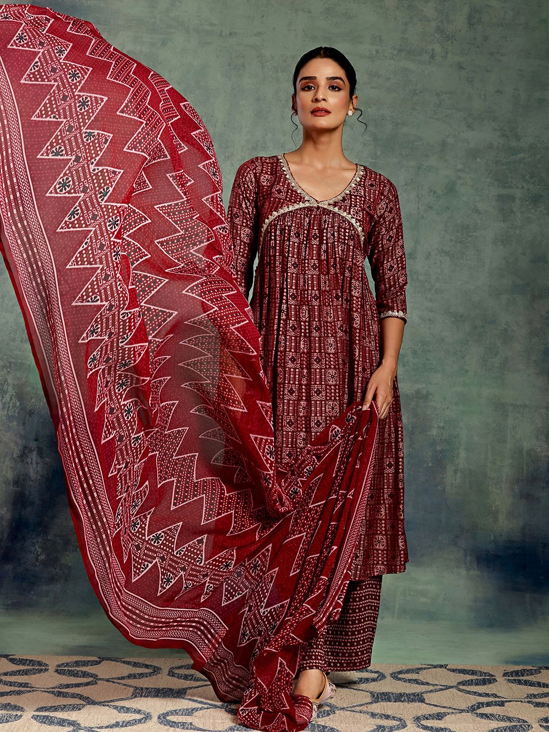 Empayar Bercetak Motif Etnik Libas Perlu Patti Kurta dengan Palazzos & Dengan Dupatta