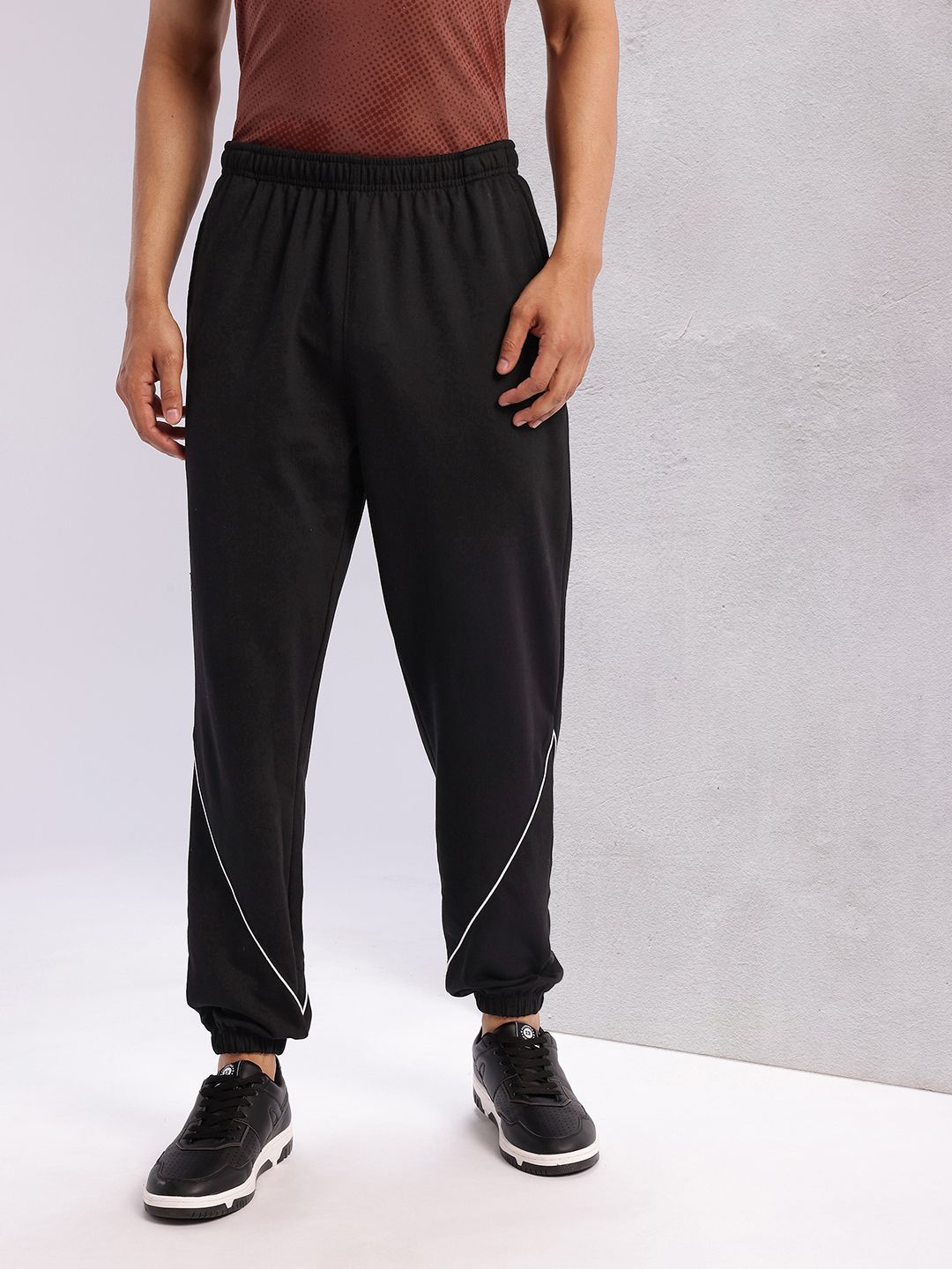 HRX by Hrithik Roshan Men Contrast Piping Mid-Rise Lifestyle Joggers