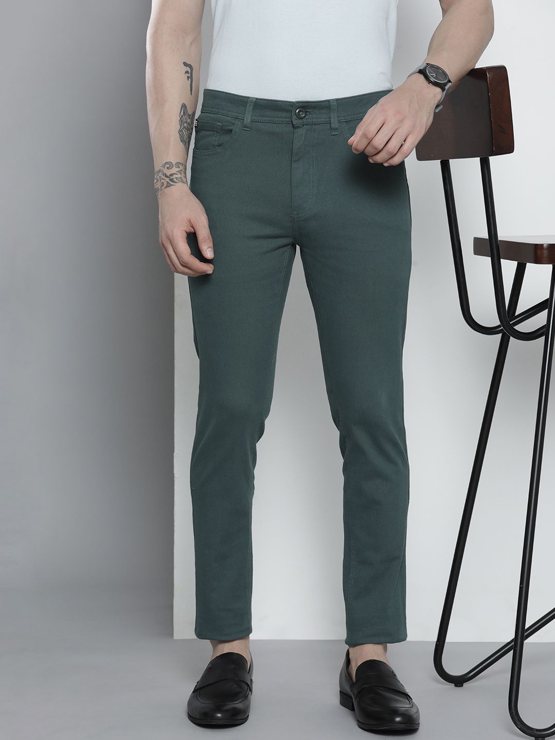 The Indian Garage Co Men Charcoal Grey Solid Chinos Trousers