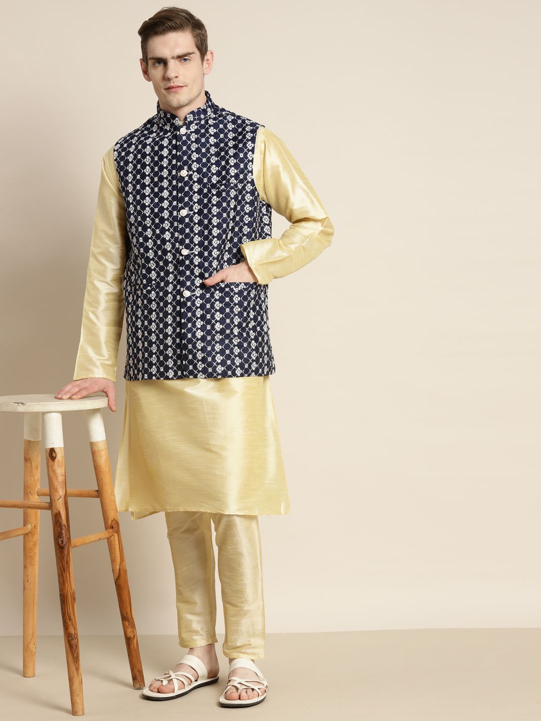 SOJANYA Kurta Solid Lelaki dengan Jaket Nehru Bersulam Motif Churidar & Etnik