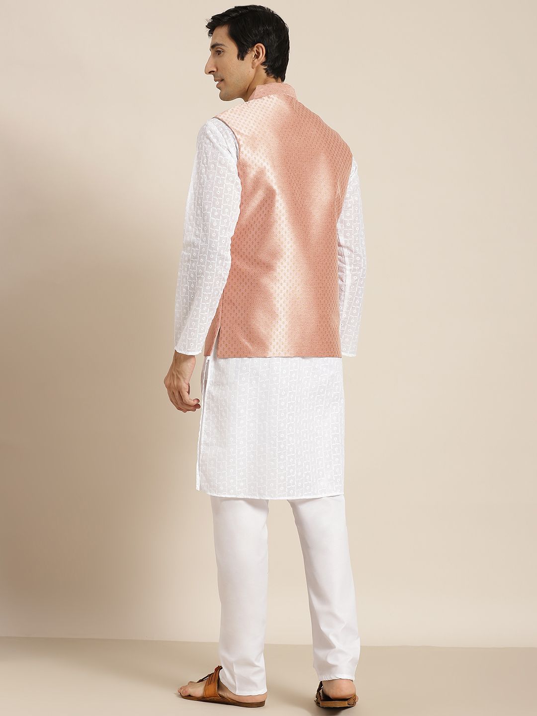 SOJANYA Lelaki Motif Etnik Putih Chikankari Kurta Kapas Tulen dengan Jaket Churidar & Nehru