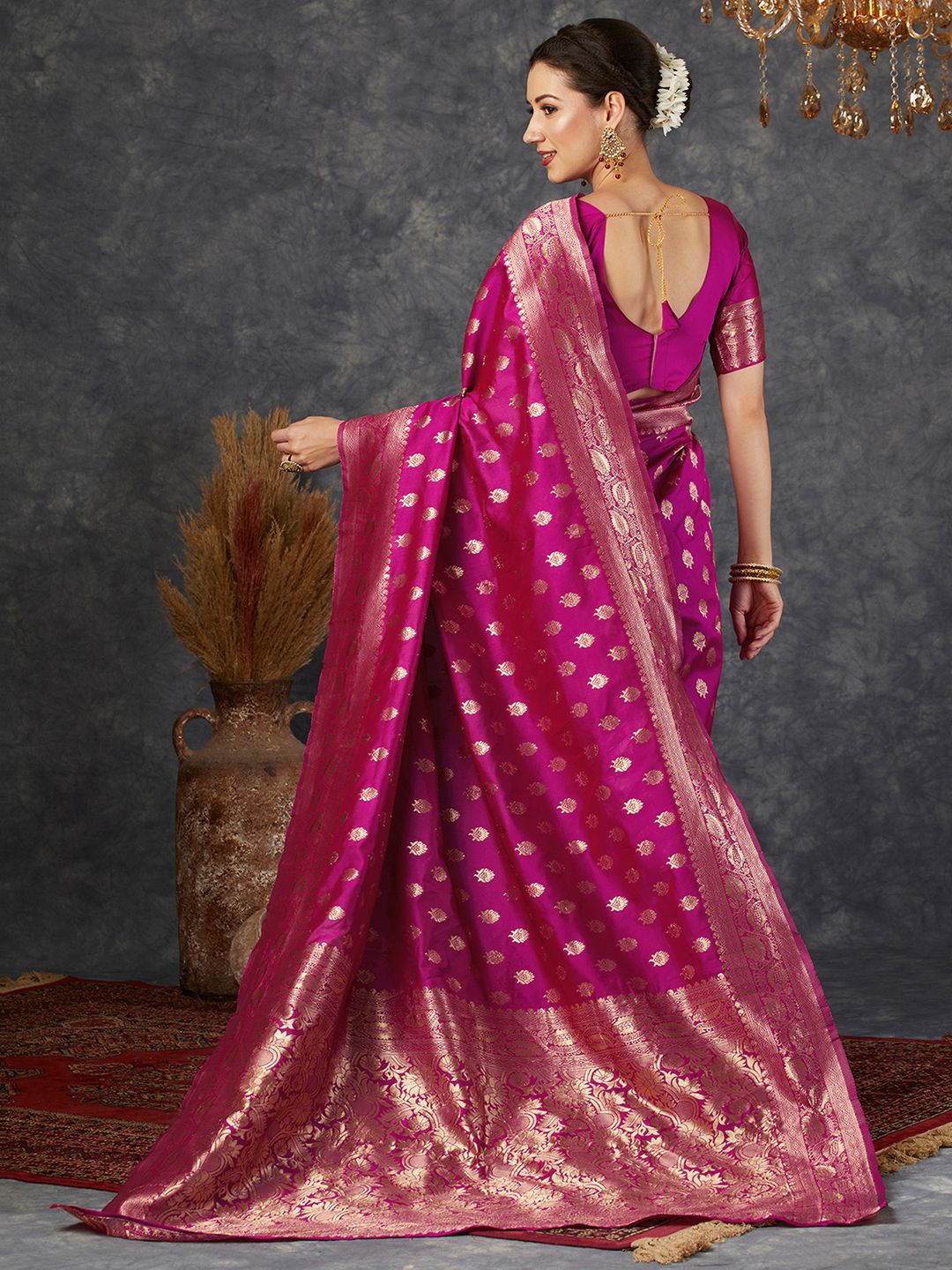 KALINI Ethnic Motifs Woven Designed Zari Banarasi Saree