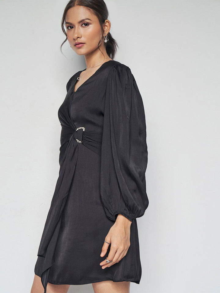 Dan lengan v-neck puff mengumpulkan pakaian A-line terperinci