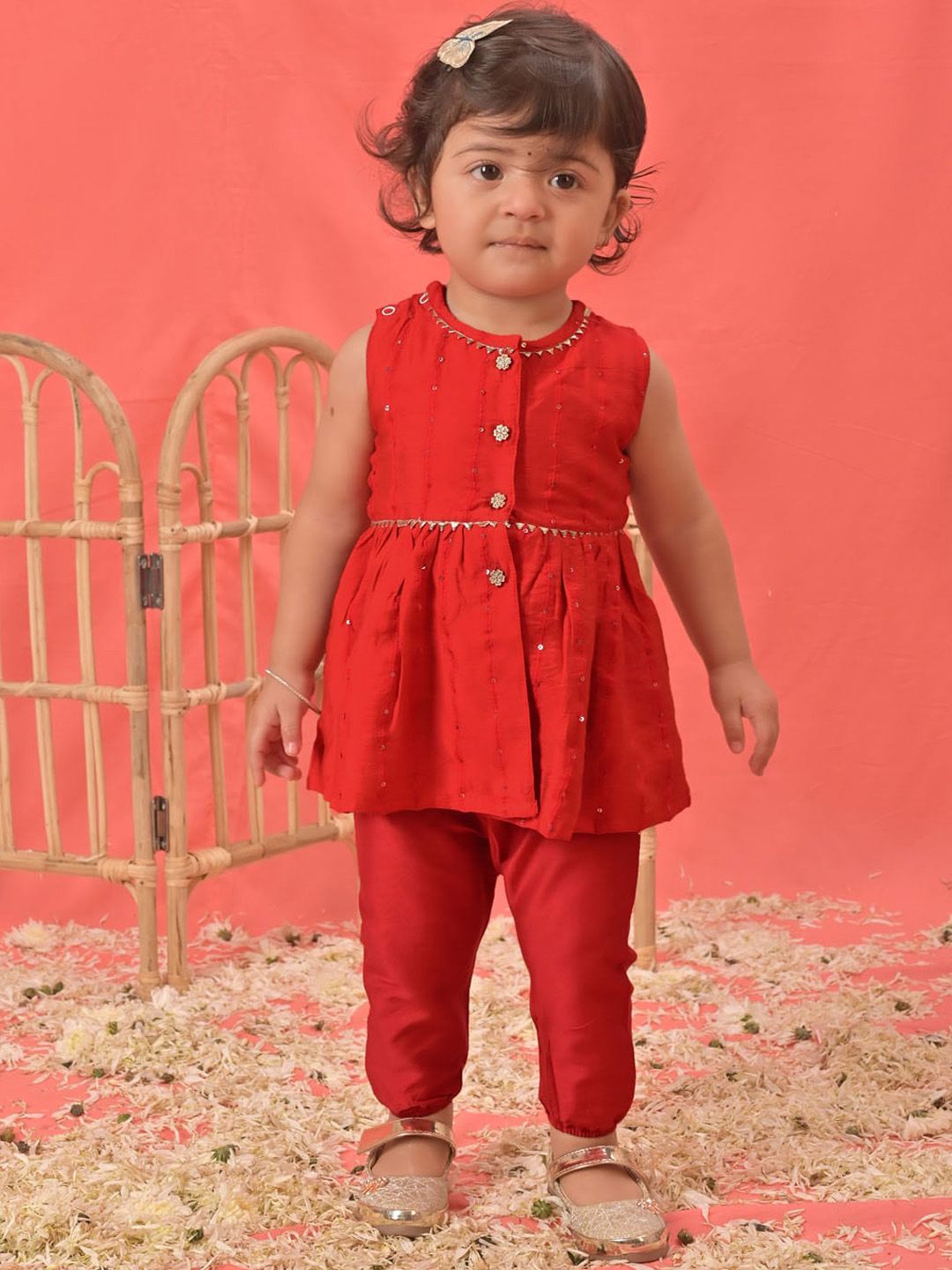 VASTRAMAY Girls Embroidered Regular Sequinned Chanderi Cotton Kurta With Pyjama