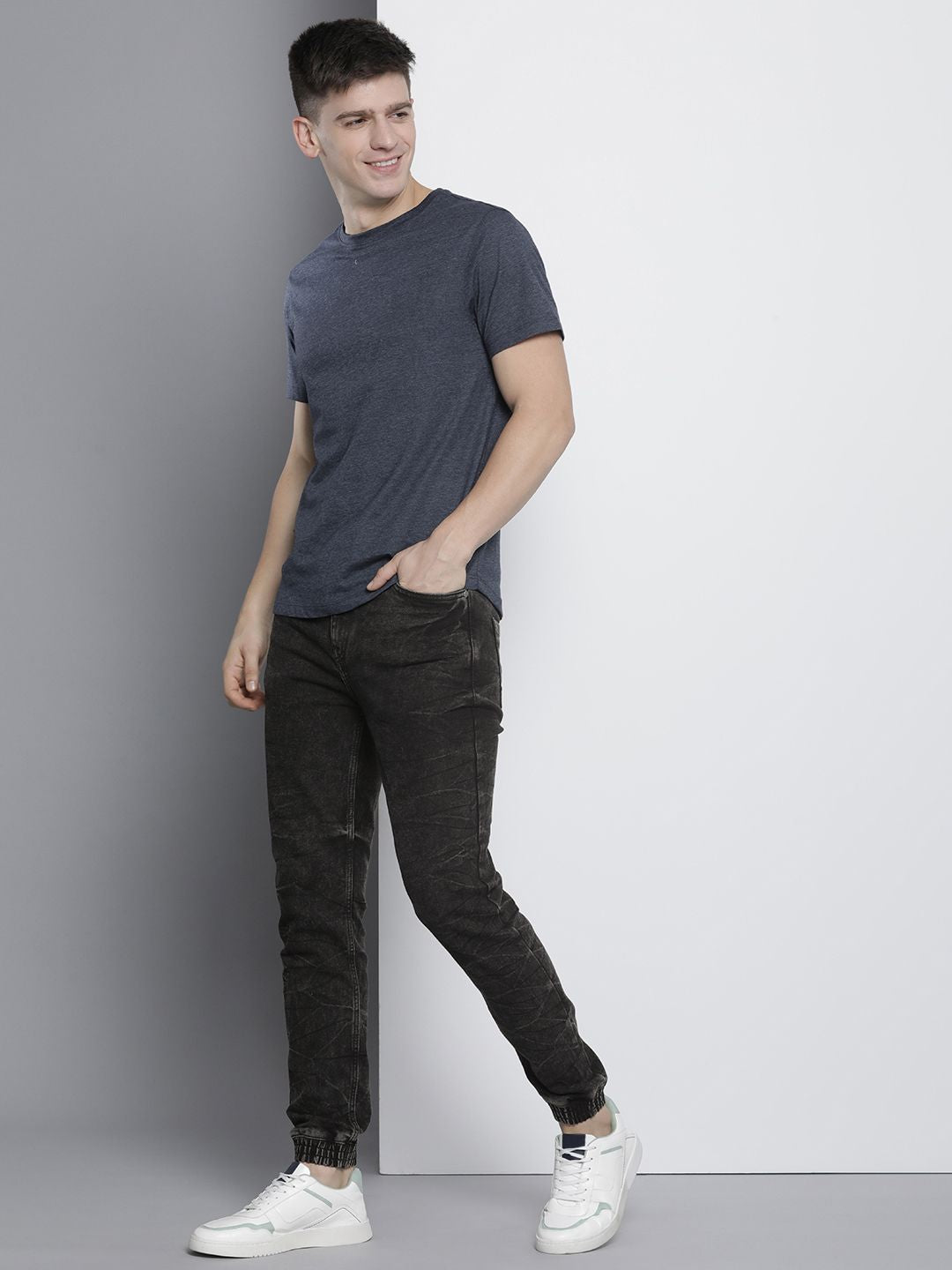 The Indian Garage Co Men Slim Fit Light Fade Stretchable Jeans