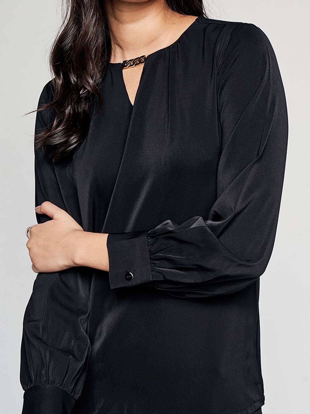 AND Keyhole Neck Long Sleeves Top