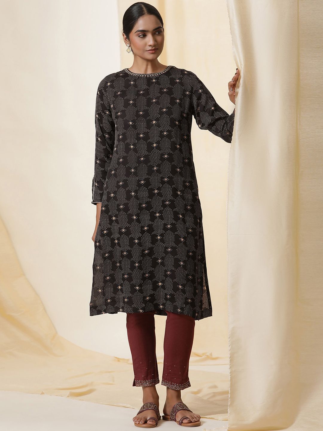 W Printed Round Neck Long Sleeves Straight Kurta