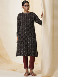 W Printed Round Neck Long Sleeves Straight Kurta