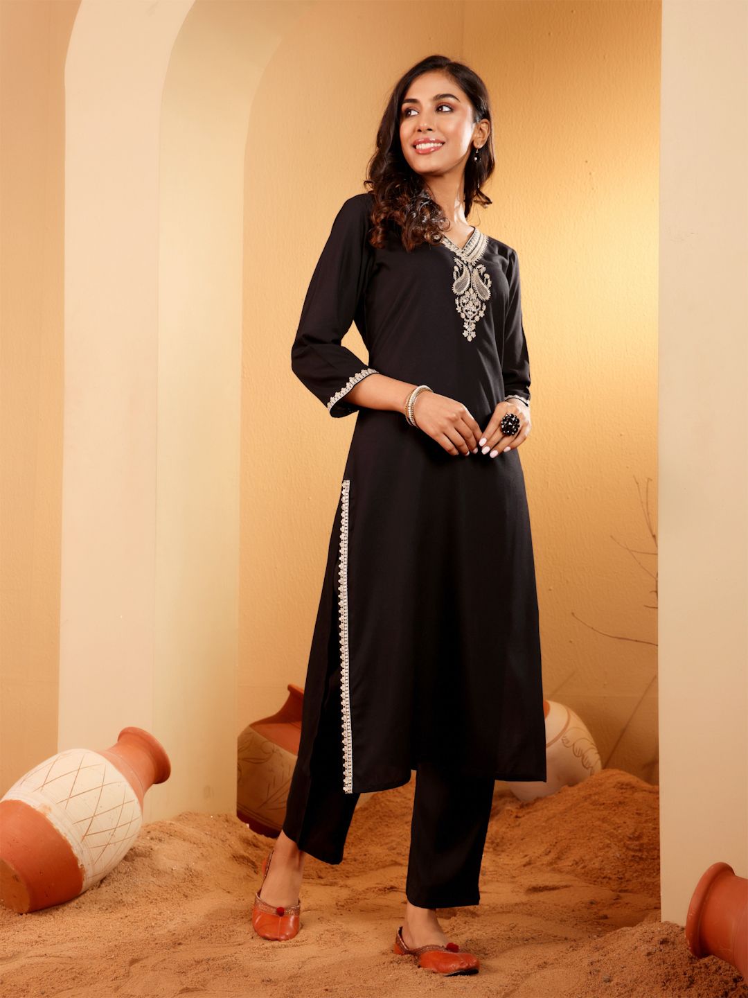 Varanga Paisley Embroidered V-Neck Straight Kurta