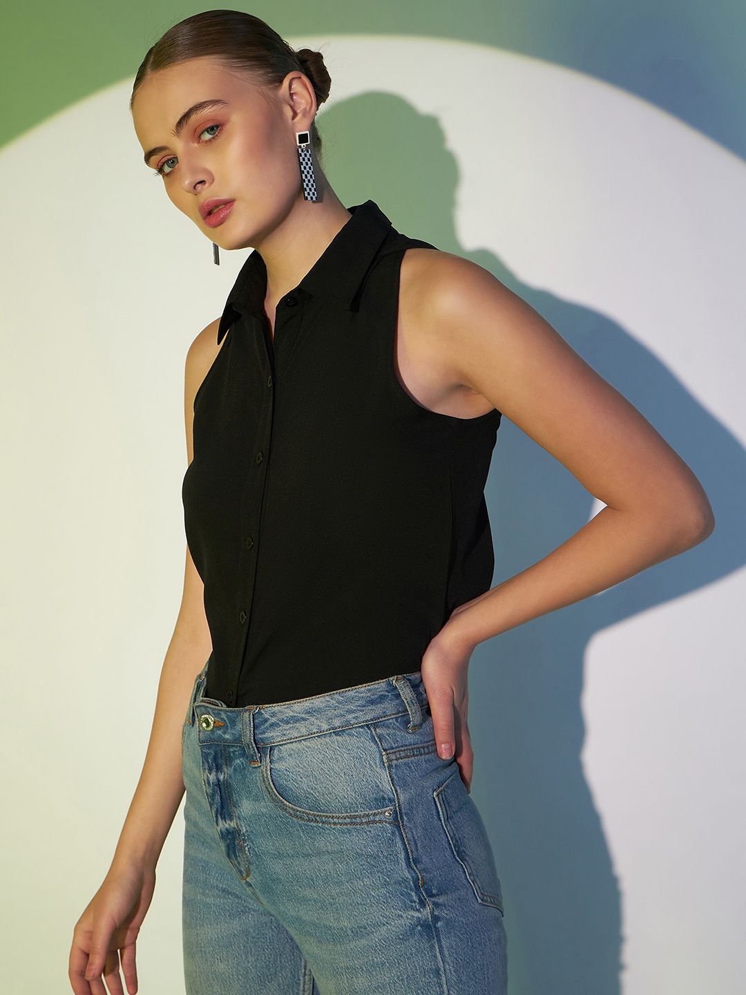 Berrylush Black Solid Sleeveless Casual Shirt