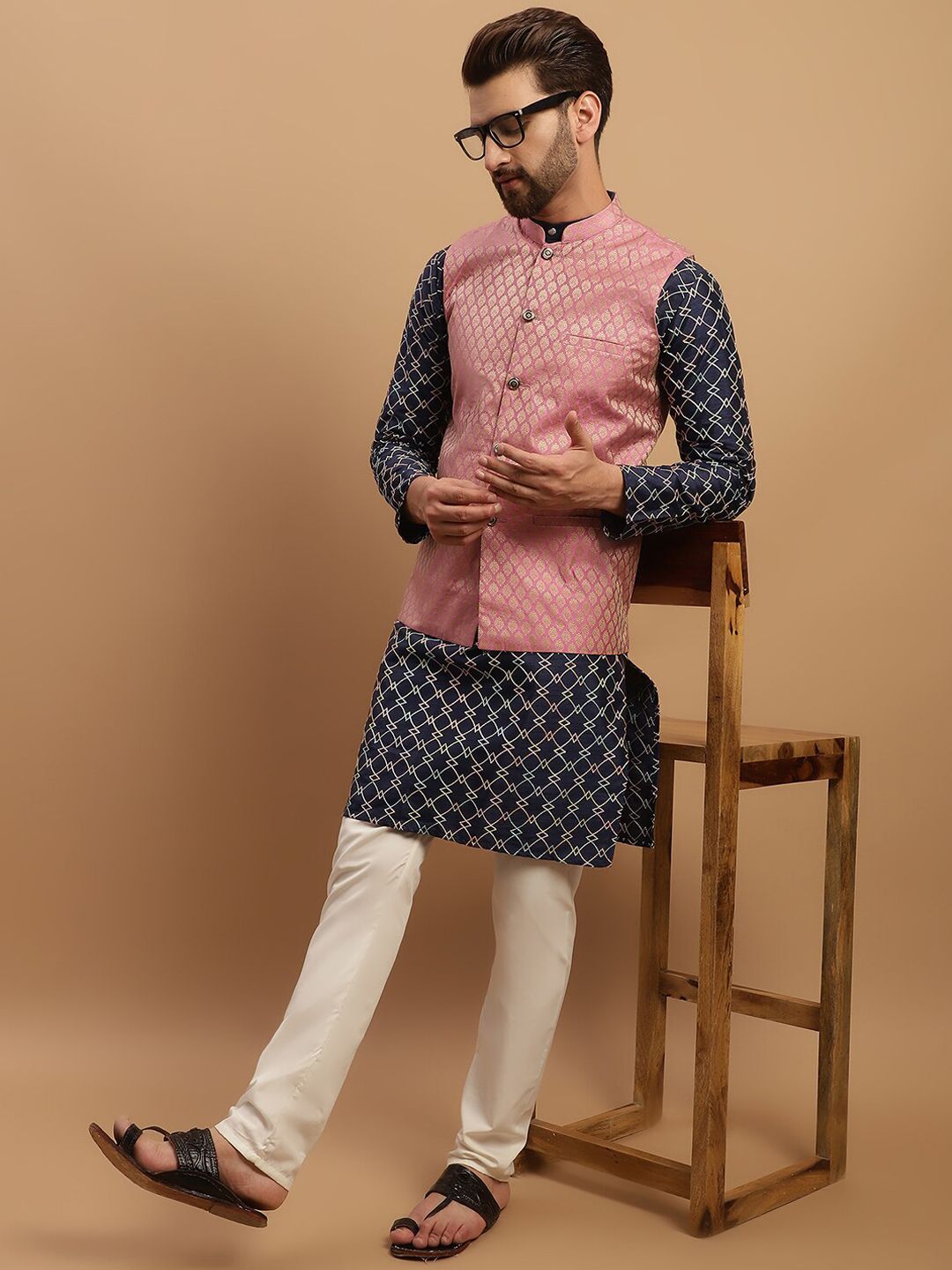 SOJANYA Kurta Biasa Bersulam Geometrik dengan Jaket Nehru Rekaan Churidar & Tenunan