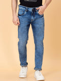 Menjadi lelaki manusia berat pudar kelihatan seluar jeans regangan