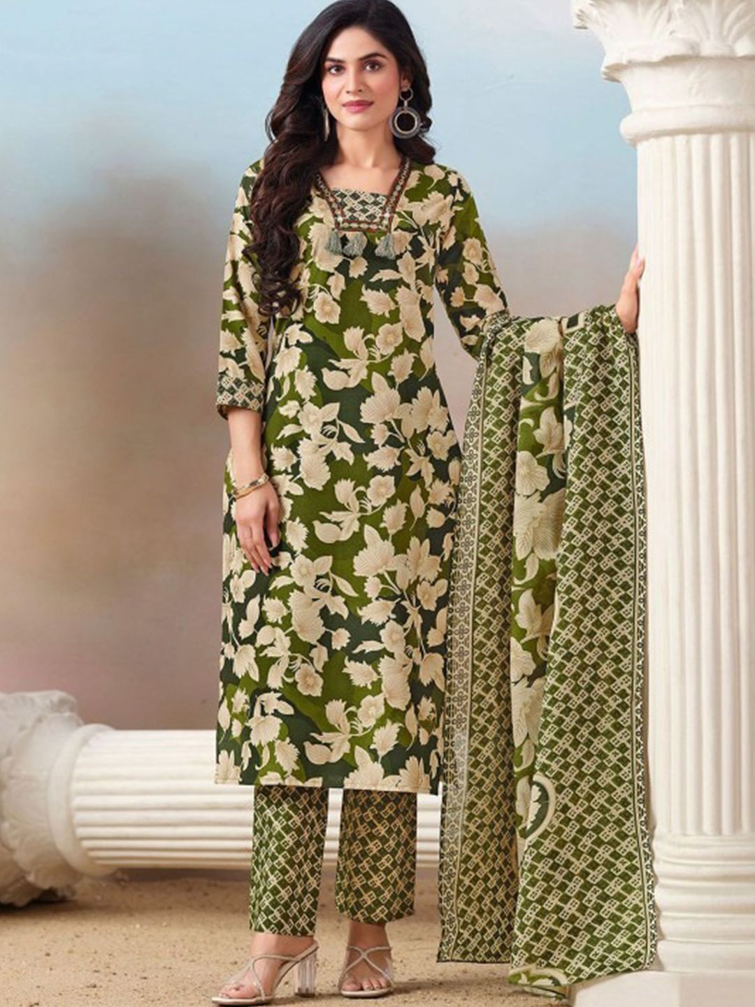 Varanga Women Floral Printed Regular Kurta with Trousers & With Dupatta