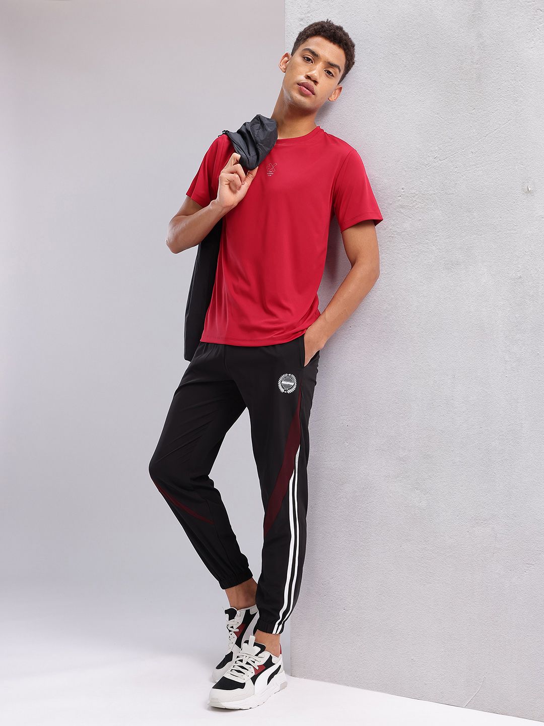 HRX by Hrithik Roshan Men Lifestyle Mid-Rise Joggers With Side Stripes